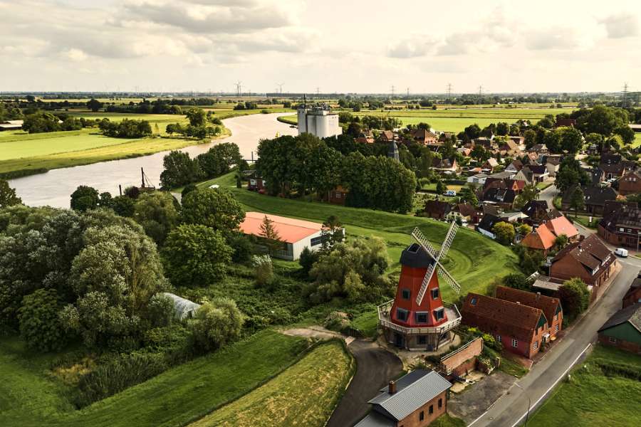 Historisk mølle får nyt liv med pandeplader, An der Fähre 3, 25573 Beidenfleth, Tyskland